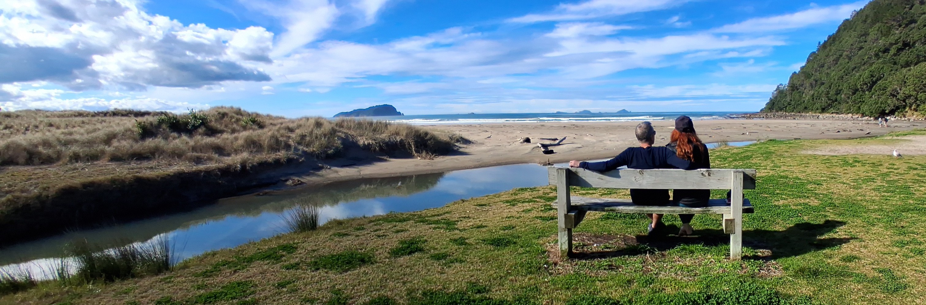 Ein Paar, das den Moment an einem Strand der Coromandel genießt